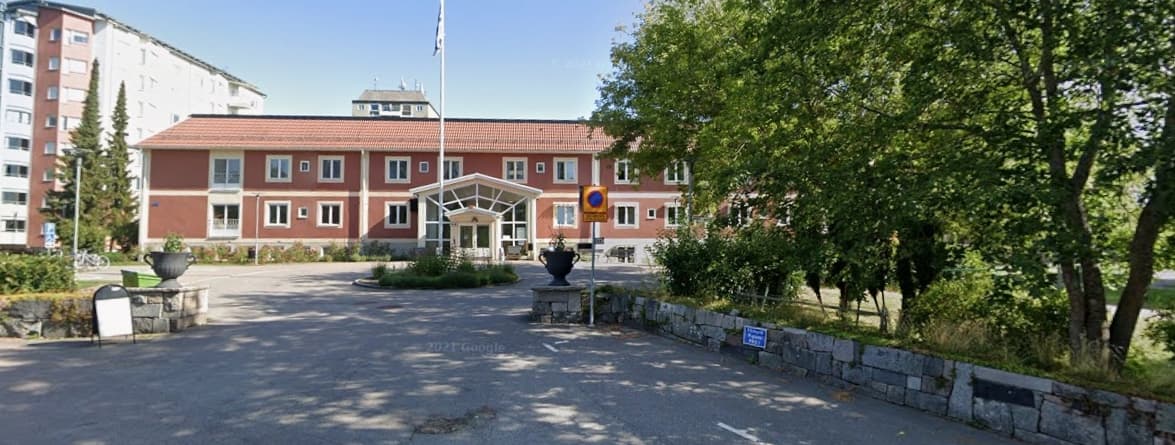 Bilden visar Björkbackens förskolebyggnad omgiven av grönskande träd