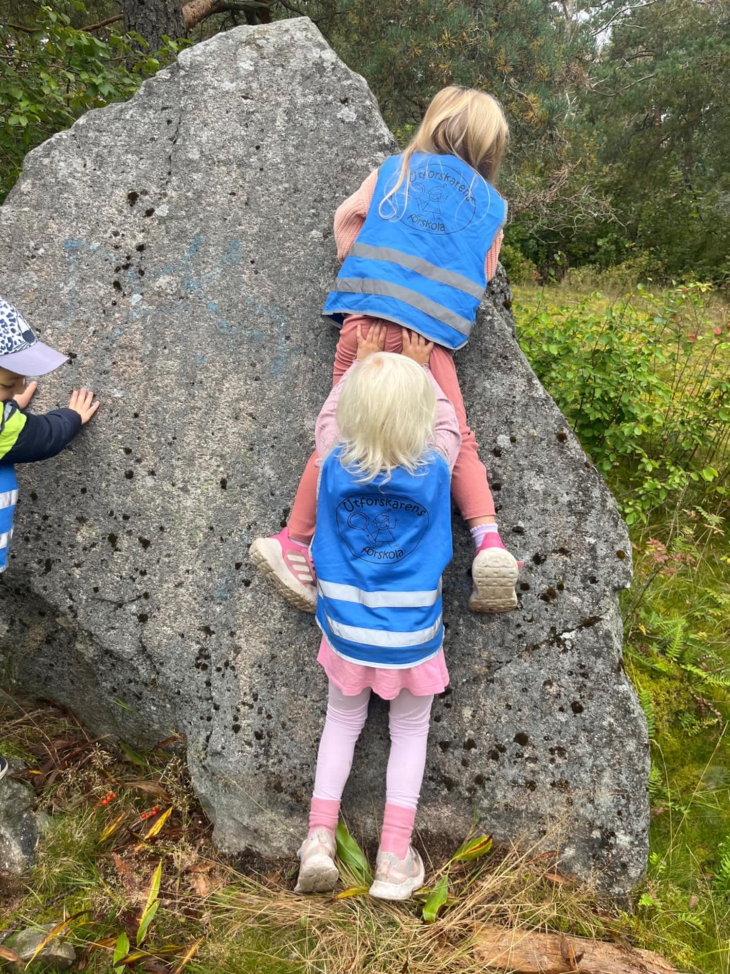 Barn som klättrar och utforskar på gården