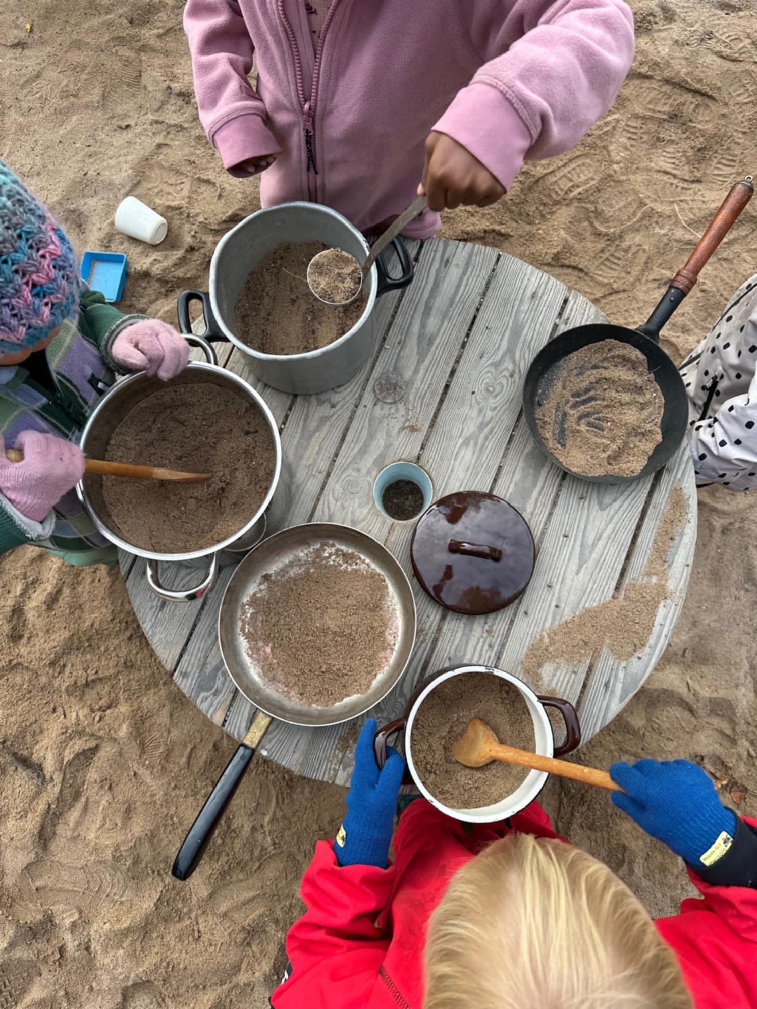 Barn som leker och undersöker sand