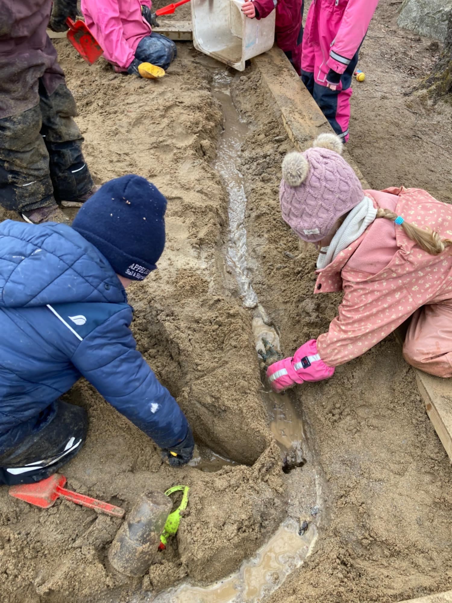 Barn som leker i sanden en solig dag