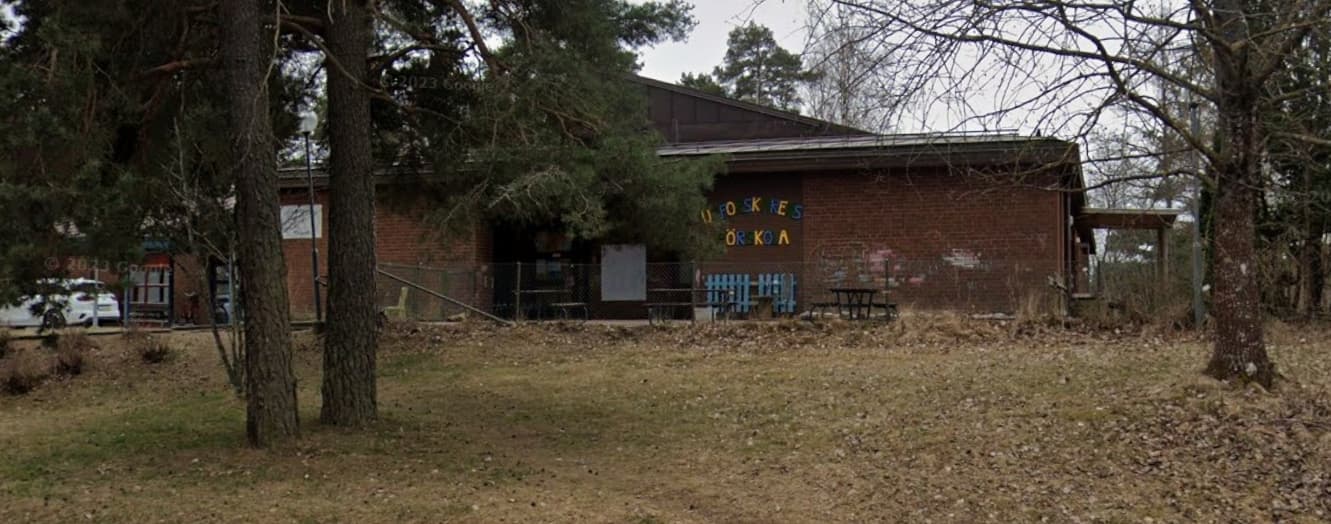 Barn som utforskar naturen utanför Enögla