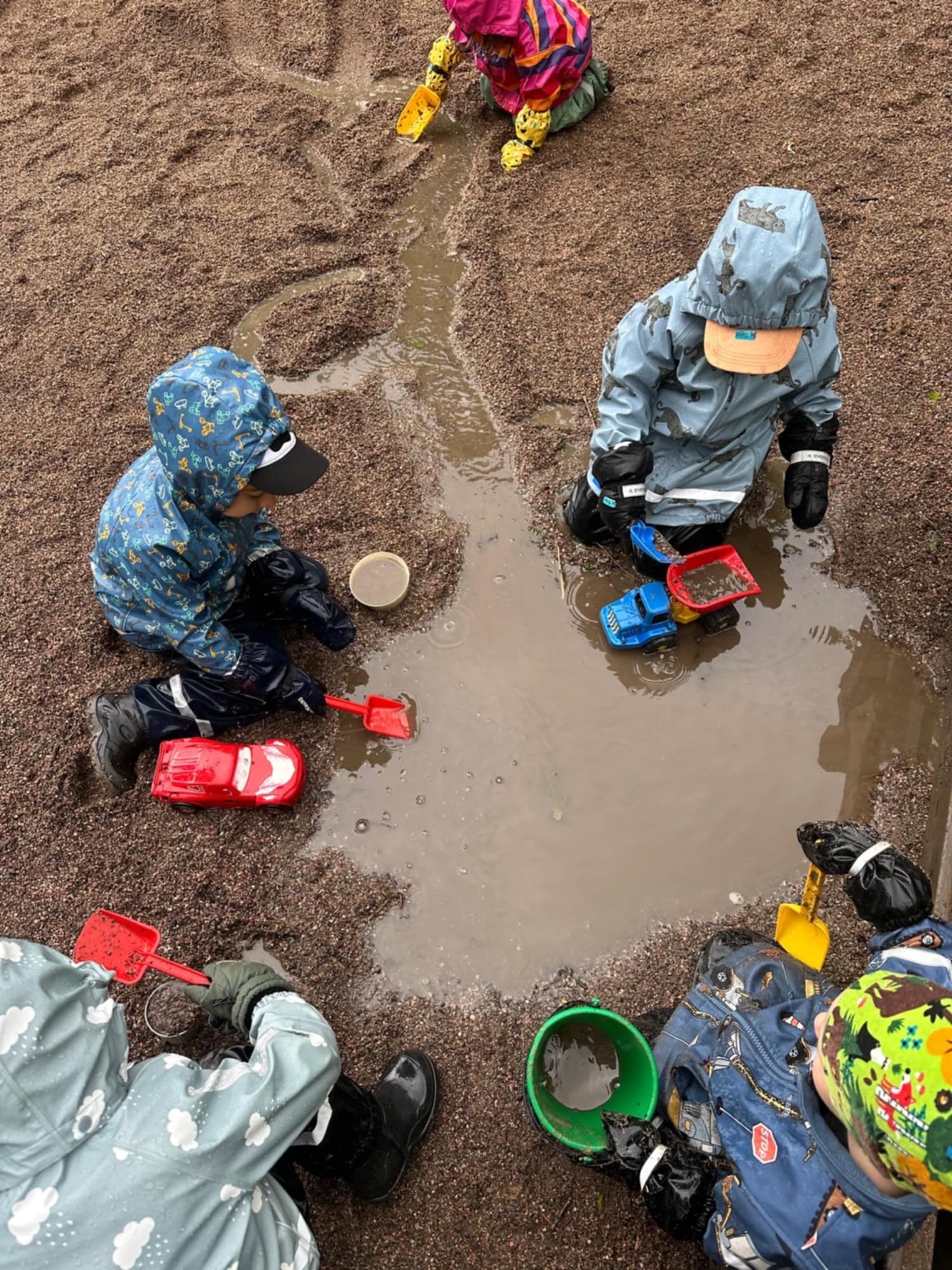 Barn som leker och utforskar i leran