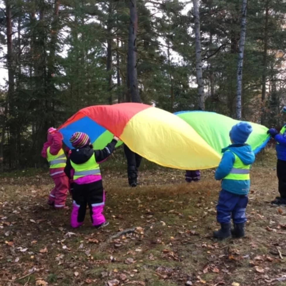 Barn som leker tillsammans utomhus