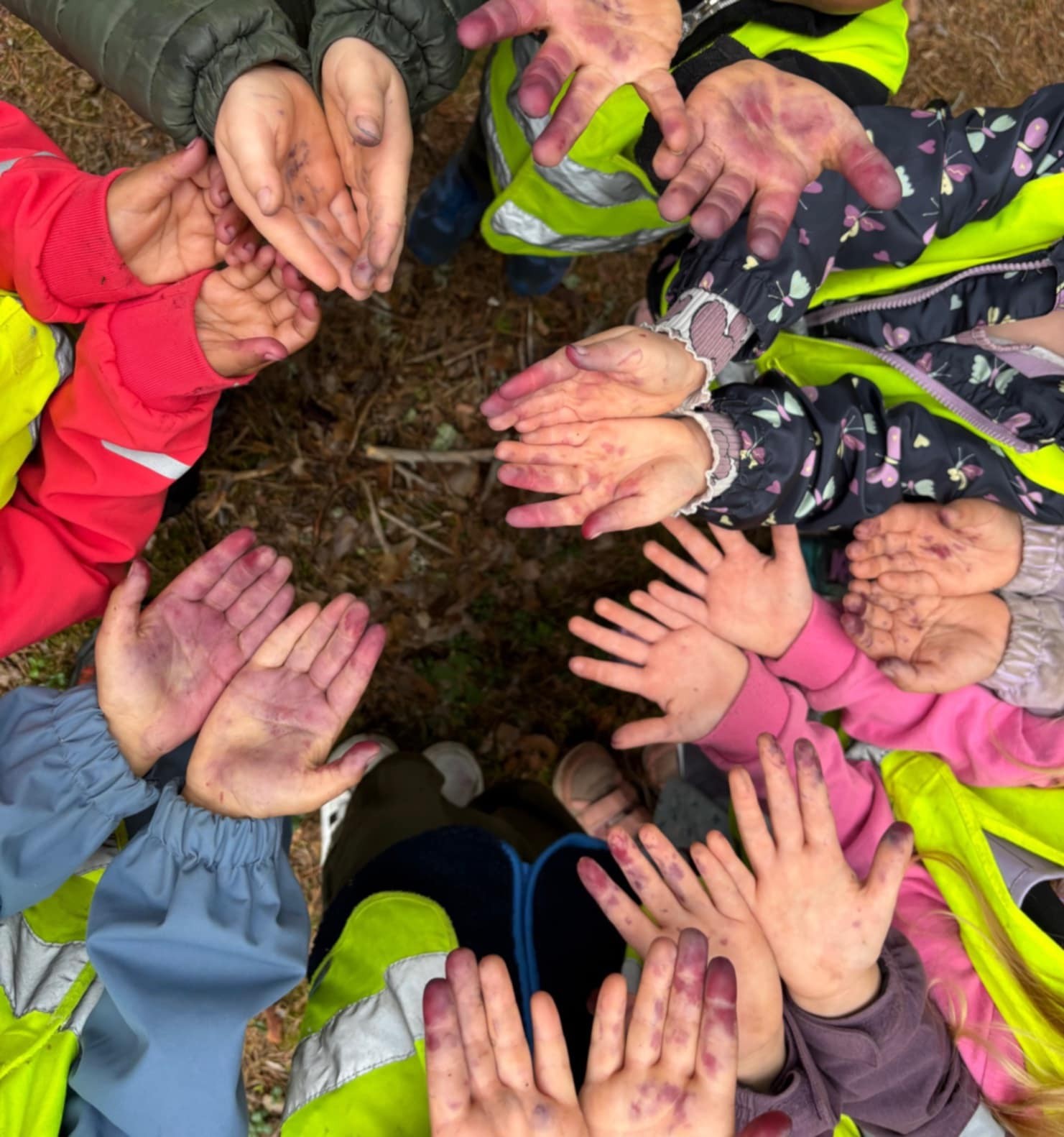 Barnens händer som möts i samarbete